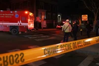 Lực lượng cứu hộ có mặt tại hiện trường sau khi nhận được thông báo về một vụ xả súng tại Đại học Brown. (Nguồn: AP)