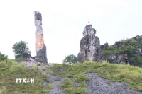 Thắng cảnh Hòn Vọng Phu thuộc Cụm di tích nghệ thuật và danh thắng Quốc gia núi An Hoạch (thuộc phường An Hưng, thành phố Thanh Hóa). (Ảnh: Hoa Mai/TTXVN)