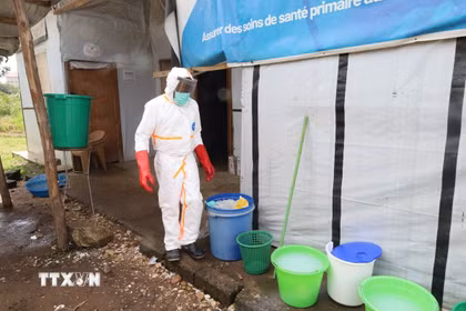 Nhân viên y tế khử trùng khu vực cách ly tại trung tâm điều trị cho bệnh nhân Ebola, tại Bunia, tỉnh Ituri, Cộng hòa Dân chủ Congo, ngày 21/5/2026. (Ảnh: THX/TTXVN)