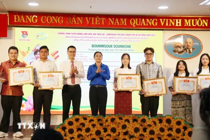 Các sinh viên, học viên Lào-Campuchia tiêu biểu năm 2025 được tuyên dương tại chương trình. (Ảnh: Thu Hương/TTXVN)
