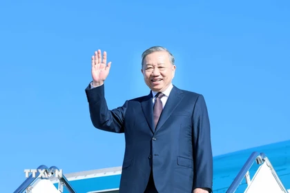 Tổng Bí thư Tô Lâm tại sân bay quân sự Andrews. (Ảnh: Thống Nhất/TTXVN)