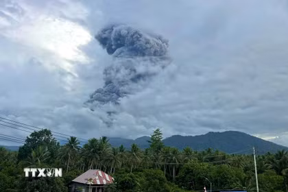 Tro bụi phun lên từ núi lửa Dukono ở Bắc Maluku, Indonesia, ngày 3/4/2026. (Ảnh: THX/TTXVN)