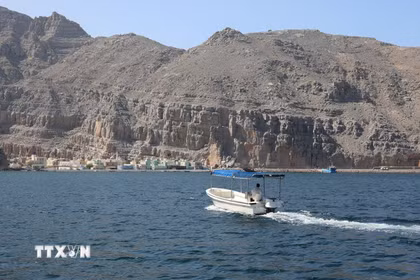 Quang cảnh làng Kumzar ở Oman, gần eo biển Hormuz. (Ảnh: THX/TTXVN)