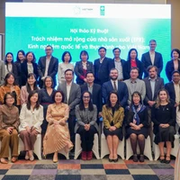 Các đại biểu chụp ảnh tại Hội thảo tham vấn kỹ thuật về trách nhiệm mở rộng của nhà sản xuất (EPR), ngày 6/3.