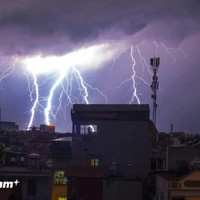 Các thời điểm giao mùa trong năm 2026, nguy cơ xảy ra thời tiết nguy hiểm, bất thường và cực đoan vẫn hiện hữu.. (Nguồn: Vietnam+)