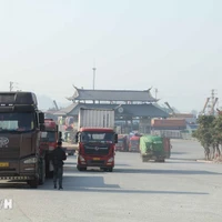 Phương tiện xuất nhập khẩu hàng hóa trong khu vực cửa khẩu quốc tế Hữu Nghị, Lạng Sơn. (Ảnh: Quang Duy/TTXVN)