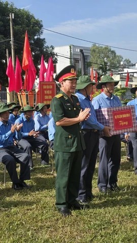 Đại diện Quân khu 5 trao quà động viên cán bộ, chiến sỹ quân tình nguyện Đội K53 (Bộ Chỉ huy Quân sự tỉnh) tại lễ xuất quân triển khai nhiệm vụ tìm kiếm, quy tập, hồi hương hài cốt liệt sĩ tại Lào và Campuchia mùa khô năm 2024-2025. (Ảnh: Khoa Chương/TTXVN)