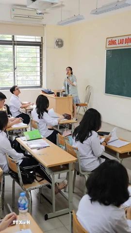 Giờ học của cô và trò Trường Trung học phổ thông chuyên Hà Nội-Amsterdam. (Ảnh: TTXVN)