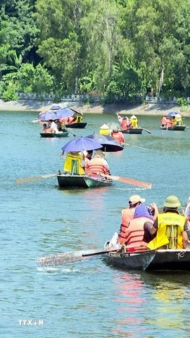 Khách du lịch tham quan Tam Cốc, Ninh Bình. (Ảnh: TTXVN)
