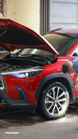 Nhân viên đăng kiểm thực hiện quy trình kiểm định xe cơ giới. (Ảnh: Hoài Nam/Vietnam+)