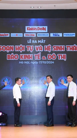 Các đại biểu bấm nút kích hoạt toà soạn hội tụ và hệ sinh thái số Báo Kinh tế & Đô thị. (Ảnh: CTV/Vietnam+)