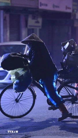 Người dân mưu sinh trong trời rét. (Nguồn: TTXVN)