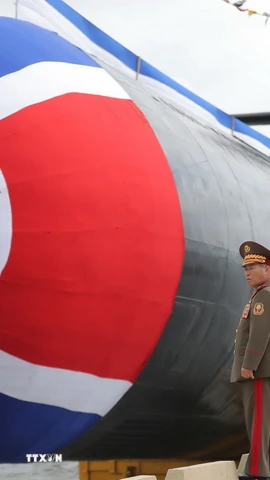 Nhà lãnh đạo Kim Jong Un thị sát một cơ sở tàu ngầm. 