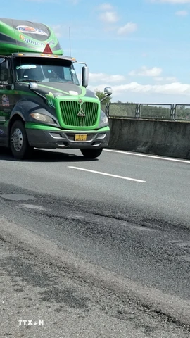 Một đoạn tuyến đường cao tốc Đà Nẵng-Quảng Ngãi bị bong bật mặt đường. (Ảnh: TTXVN)