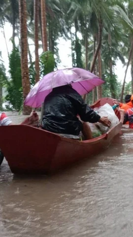 Lực lượng cứu hộ sơ tán người dân khỏi vùng ngập lụt sau những trận mưa lớn do ảnh hưởng của bão Trami tại tỉnh Albay, Philippines. (Ảnh: THX/TTXVN)