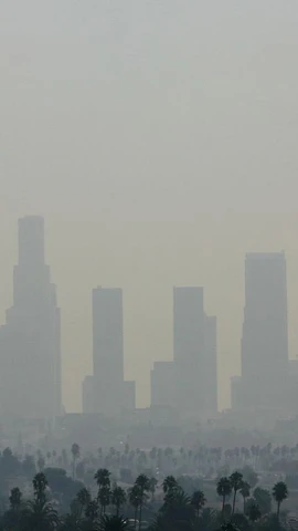 Ô nhiễm không khí tại Los Angeles, Mỹ. (Ảnh: AFP/TTXVN)