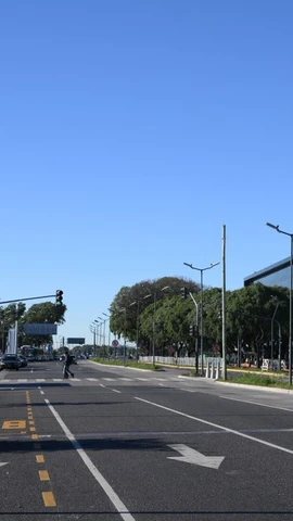 Cảnh vắng vẻ tại một tuyến đường ở Buenos Aires, Argentina. (Ảnh: AFP/TTXVN) 