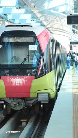 Khách đi Metro Nhổn-Ga Hà Nội bằng vé định danh, xác thực điện tử từ ngày 1/2. (Ảnh: Hoài Nam/Vietnam+)