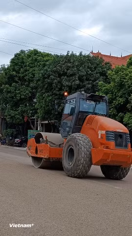 Nhà thầu thi công mở rộng một dự án quốc lộ. (Ảnh: Việt Hùng/Vietnam+)