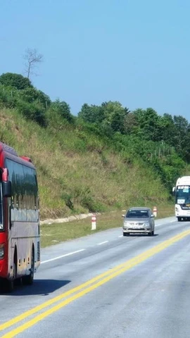 Phương tiện lưu thông trên một đoạn tuyến cao tốc 2 làn xe hạn chế. (Ảnh: Việt Hùng/Vietnam+)