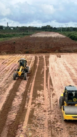 Nguồn vật liệu cát đắp nền đường cho các dự án đường cao tốc khu vực Đồng bằng sông Cửu Long vẫn còn thiếu. (Ảnh: Việt Hùng/Vietnam+)