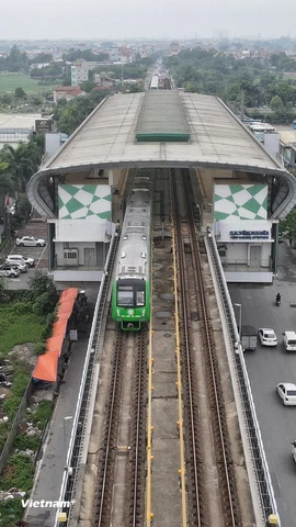 Năm 2025, tuyến Cát Linh-Hà Đông phục vụ hơn 13,68 triệu lượt hành khách, vượt 7,4% kế hoạch và tăng 15,3% so với năm 2024. (Ảnh: Hoài Nam/Vietnam+)