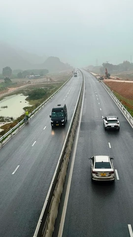 Bộ Giao thông Vận tải cam kết sẽ hoàn thiện các tuyến đường gom, đường dân sinh trên các tuyến đường bộ cao tốc Bắc-Nam đã đưa vào khai thác trong năm nay và năm 2025. (Ảnh: Việt Hùng/Vietnam+)