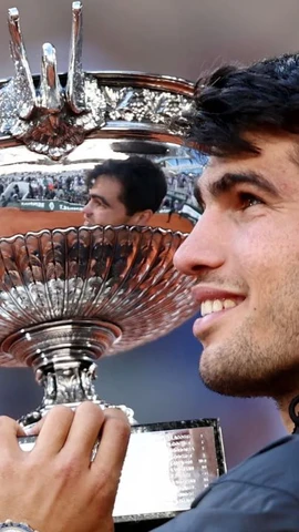 Alcaraz lần đầu giành chức vô địch Roland Garros. (Nguồn: Reuters)