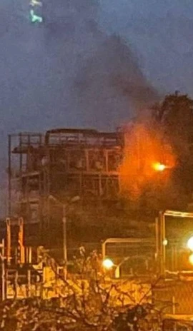 Nhà máy lọc dầu bốc cháy sau khi bị UAV tấn công. (Ảnh: RIA Novosti)