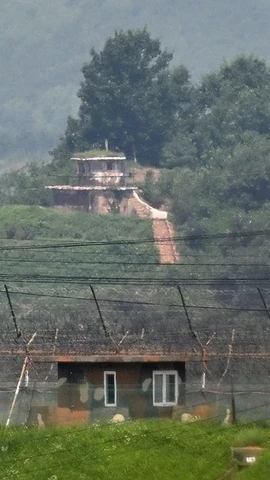 Trạm gác của quân đội Triều Tiên (phía trên) và Hàn Quốc (phía dưới) được nhìn từ khu vực biên giới liên Triều ở thành phố Paju (Hàn Quốc) ngày 27/7/2023. (Ảnh: AFP/TTXVN)