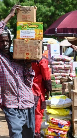 Người dân chuyển lương thực tại khu chợ ở Niamey (Niger). (Ảnh: AFP/TTXVN)