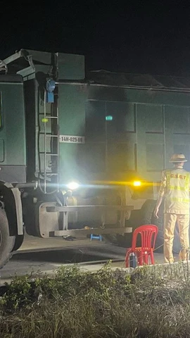 Nhiều phương tiện bị phát hiện chở quá tải gần 300%. (Ảnh: TTXVN)