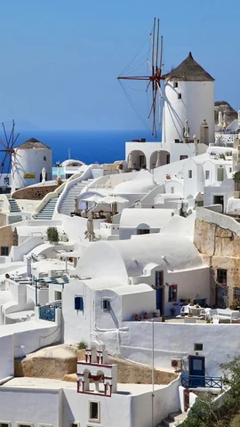 Những ngôi nhà sơn trắng tại làng Oia (Ia) trên đảo Santorini, Hy Lạp. (Nguồn: Getty Images)