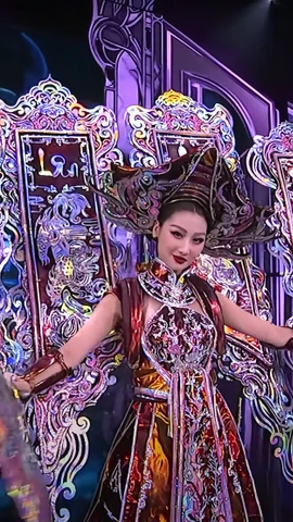 Quế Anh trình diễn trang phục dân tộc trên sân khấu Miss Grand International 2024.