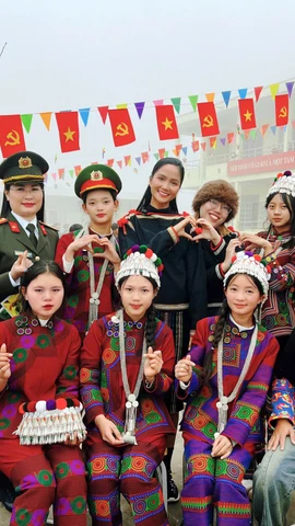 Hoa hậu H’Hen Niê mang yêu thương đến với trẻ em vùng cao tại Lai Châu. (Ảnh:CTV/Vietnam+)