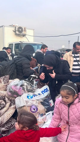 Người dân Syria trở về quê hương từ cửa khẩu Cilvegozu ở Hatay, Thổ Nhĩ Kỳ, ngày 12/12/2024. (Nguồn: THX/TTXVN) 