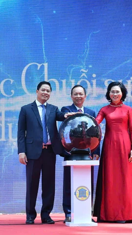 Phó Giáo sư Tiến sỹ Bùi Hữu Toàn - Chủ tịch Hội đồng Học viện Ngân hàng cùng Phó Thống đốc Đào Minh Tú (giữa) và bà Lê Thị Thúy Sen - Vụ trưởng Vụ Truyền thông khai mạc chuỗi sự kiện. (Ảnh: Vietnam+)