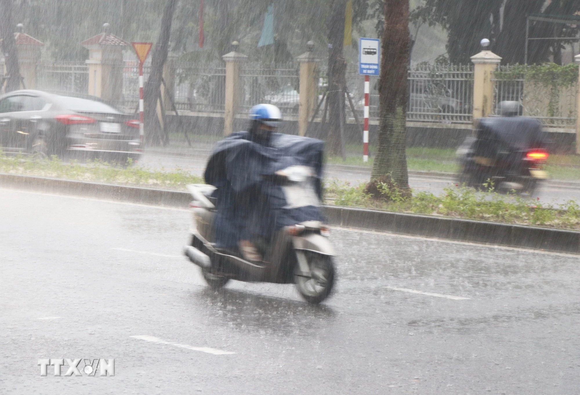 Cảnh báo lốc xoáy, gió giật mạnh trên biển và mưa lớn cục bộ trên đất liền