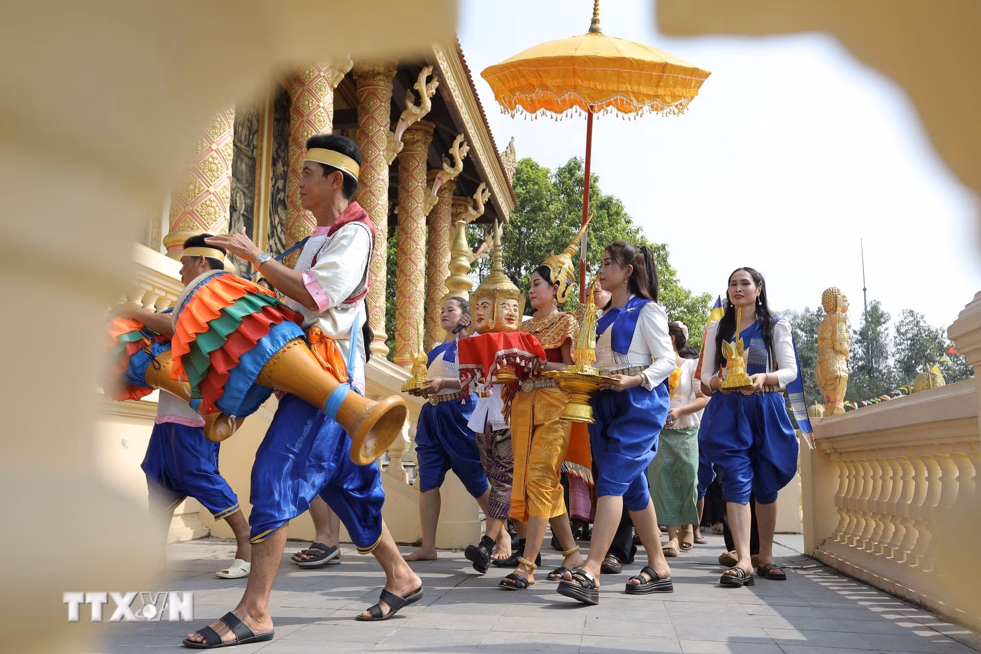 Đại lịch Maha Sang-Kran được đặt trong khay son rước quanh chính điện 3 vòng để làm lễ mừng năm mới. (Ảnh: Lê Đông/TTXVN)