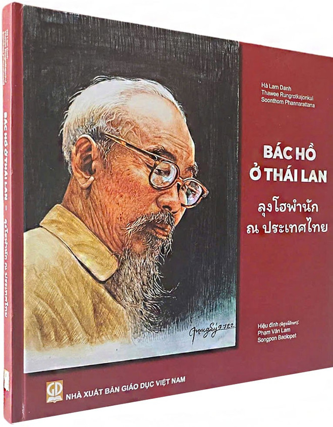 Cuốn sách Bác Hồ ở Thái Lan không chỉ là tài liệu quý báu mà còn thể hiện tình cảm thiêng liêng, sự tri ân của cộng đồng người Việt tại Thái Lan đối với Chủ tịch Hồ Chí Minh. (Ảnh: PV/Vietnam+) sach-1.jpg