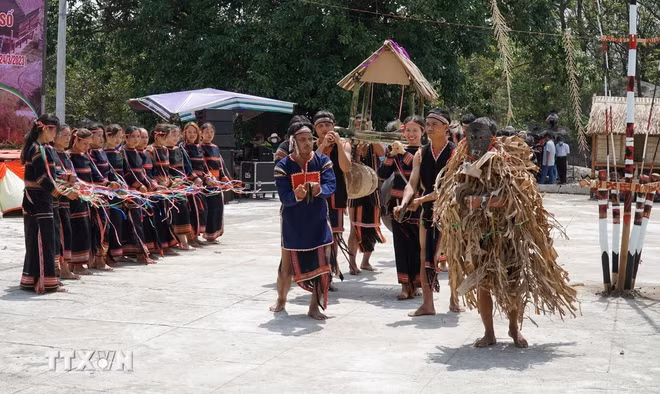 Không gian văn hóa cồng chiêng Tây Nguyên được UNESCO công nhận là Kiệt tác truyền khẩu và Di sản Văn hóa Phi vật thể của nhân loại năm 2005. (Ảnh: Hoài Nam/TTXVN) du-lich-cong-dong.jpg