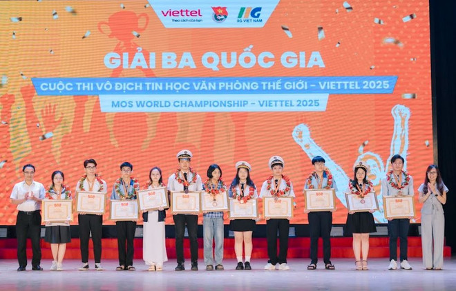 Ban tổ chức trao giải cho các thí sinh đoạt giải Ba. (Ảnh: PV/Vietnam+) tin-hoc-van-phong-3.jpg