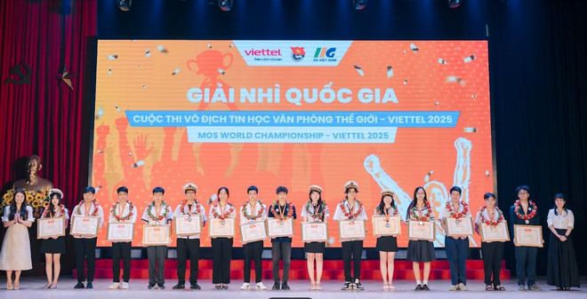 Các thí sinh giành giải Nhì của cuộc thi. (Ảnh: PV/Vietnam+) tin-hoc-van-phong-2.jpg