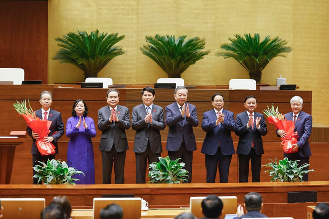 Tổng Bí thư Tô Lâm và các đồng chí lãnh đạo Đảng, Nhà nước tặng hoa Chánh án Tòa án nhân dân Tối cao Nguyễn Văn Quảng, Phó Chủ tịch Quốc hội Đỗ Văn Chiến. (Ảnh: Thống Nhất/TTXVN) vna-potal-chanh-an-toa-an-nhan-dan-toi-cao-nguyen-van-quang-tuyen-the-8397867.jpg