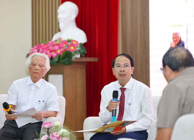 Phó giáo sư, Tiến sỹ Nguyễn Văn Tùng, Phó Tổng biên tập Nhà xuất bản Giáo dục Việt Nam giao lưu với các tác giả và khách mời. (Ảnh: Thanh Tùng/TTXVN) vna-potal-ra-mat-2-cuon-sach-bac-la-ho-chi-minh-va-bac-ho-o-thai-lan-8180124.jpg