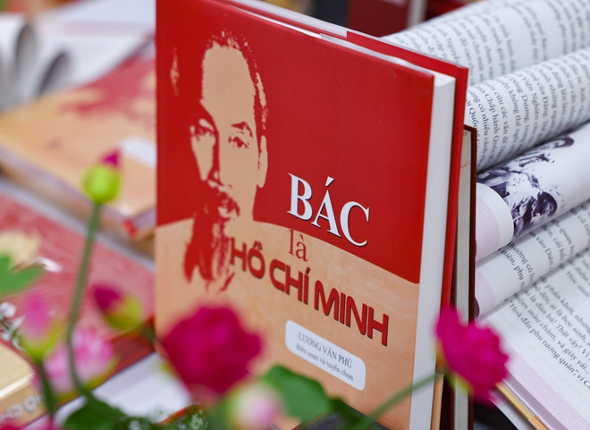 Cuốn sách Bác là Hồ Chí Minh của tác giả Lương Văn Phú. (Ảnh: Thanh Tùng/TTXVN) vna-potal-ra-mat-2-cuon-sach-bac-la-ho-chi-minh-va-bac-ho-o-thai-lan-8180125.jpg