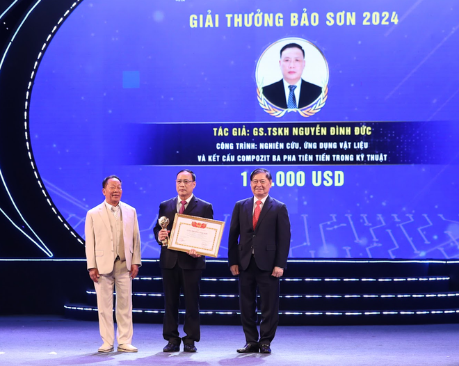 Giáo sư Nguyễn Đình Đức nhận Giải thưởng Bảo Sơn. (Ảnh: NVCC) anh-man-hinh-2025-05-12-luc-130737.png