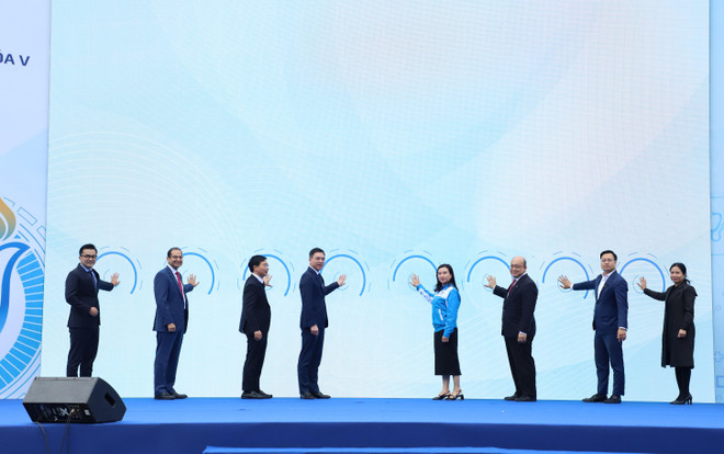 Delegates perform the ceremony to announce the establishment of the AZ - HUST Healthcare Innovation Center. (Photo: PV/Vietnam+) hust.jpg