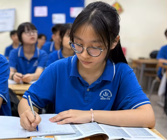 Bỏ yêu cầu thường trú trong tuyển sinh lớp 10: Chính sách nhân văn, vì học sinh- Ảnh 1.