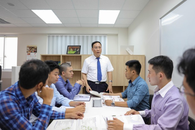Giáo sư Nguyễn Đình Đức (đứng giữa) và các học trò. (Ảnh: NVCC) gs-nguyen-dinh-duc.jpg